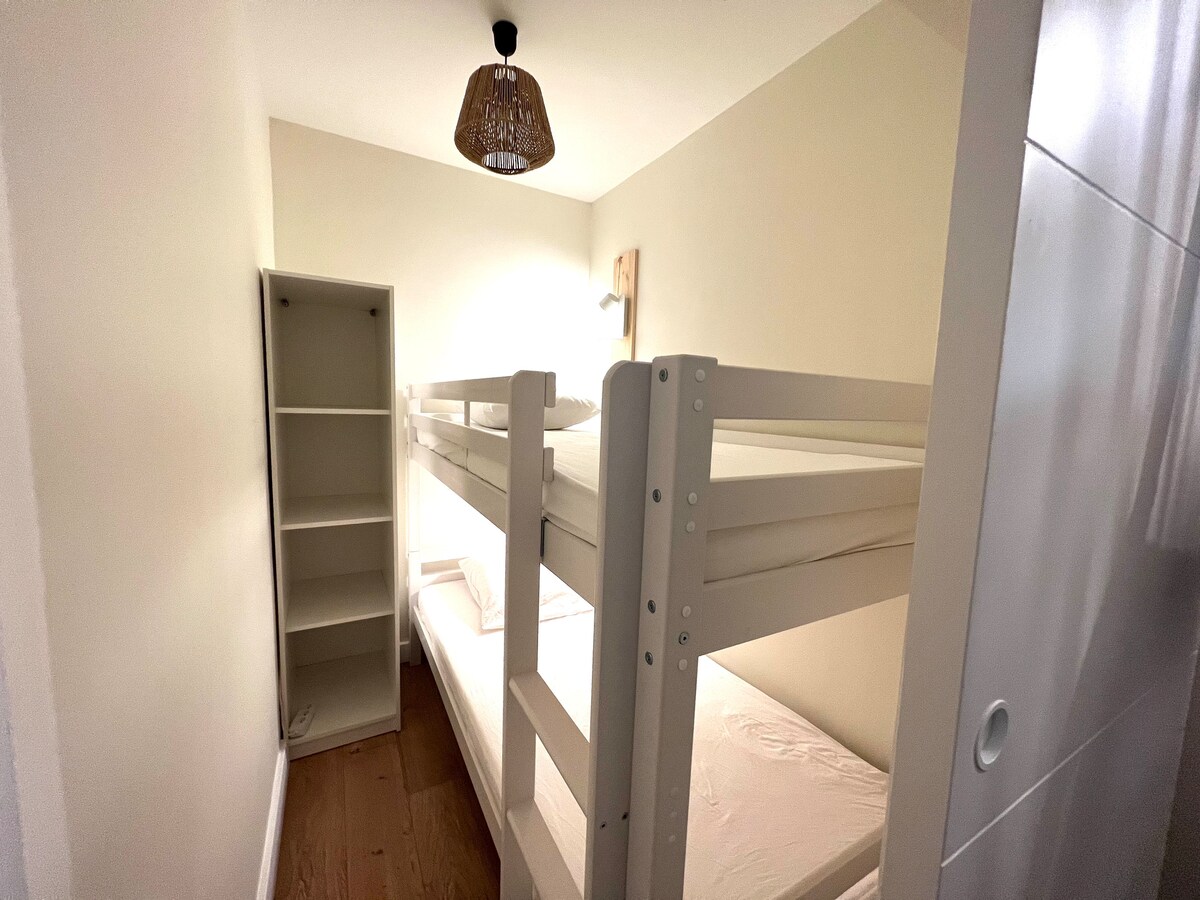 Cama individual con luz de libro individual.