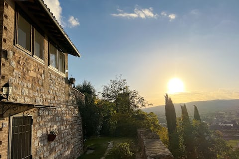 Proprietà Airbnb di successo: Panoramic Porta Fontevecchia house. a Umbria