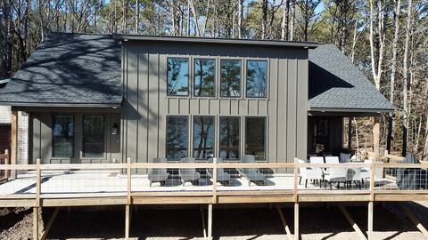 Newly built 4 Bdrm Cabin w/ Lakeview, Sleeps 12!