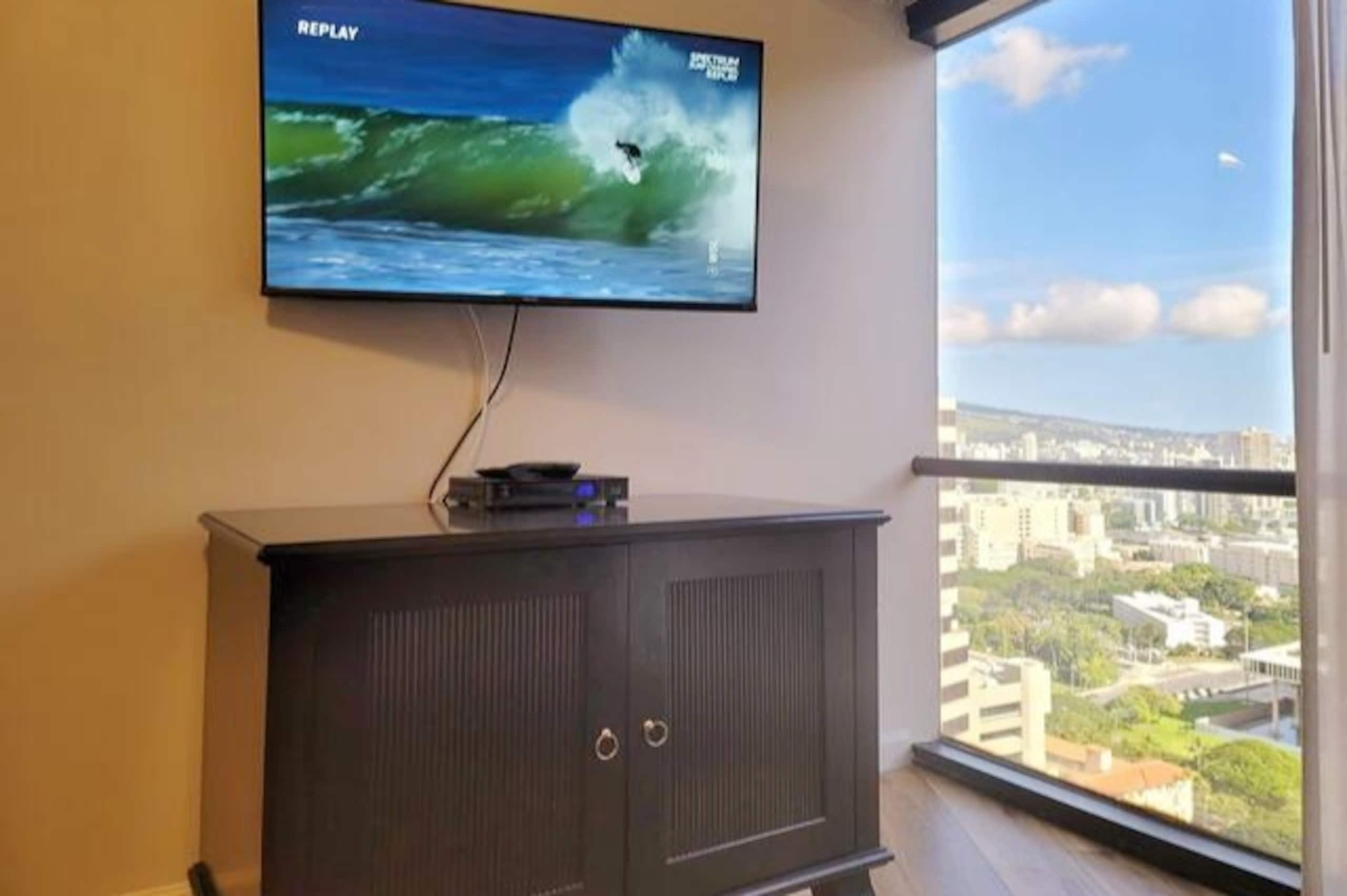 Condo in Honolulu · ★4.78 · 2 bedrooms · 3 beds · 1 private bath - Image 5
