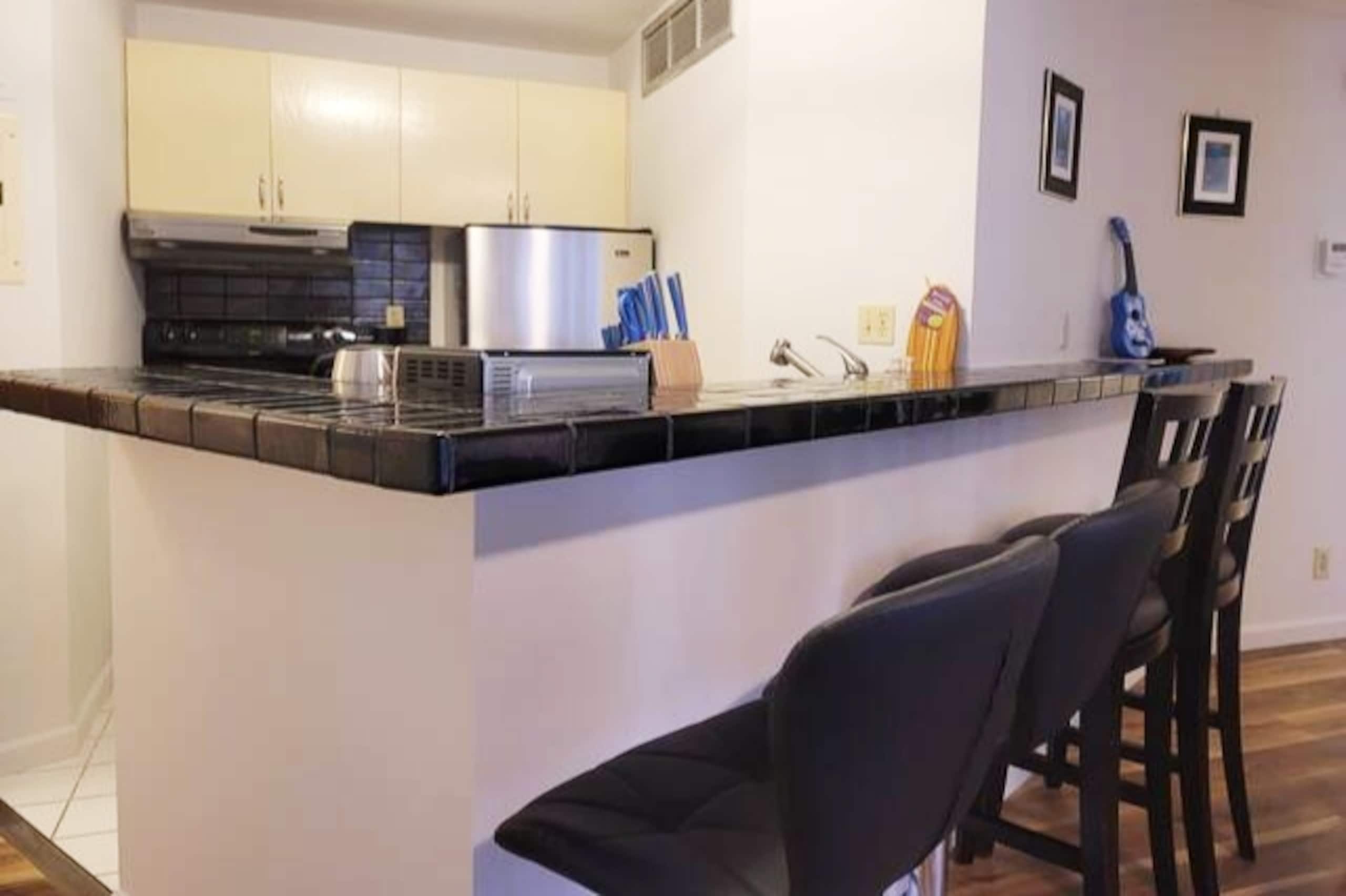 Condo in Honolulu · ★4.78 · 2 bedrooms · 3 beds · 1 private bath - Image 10