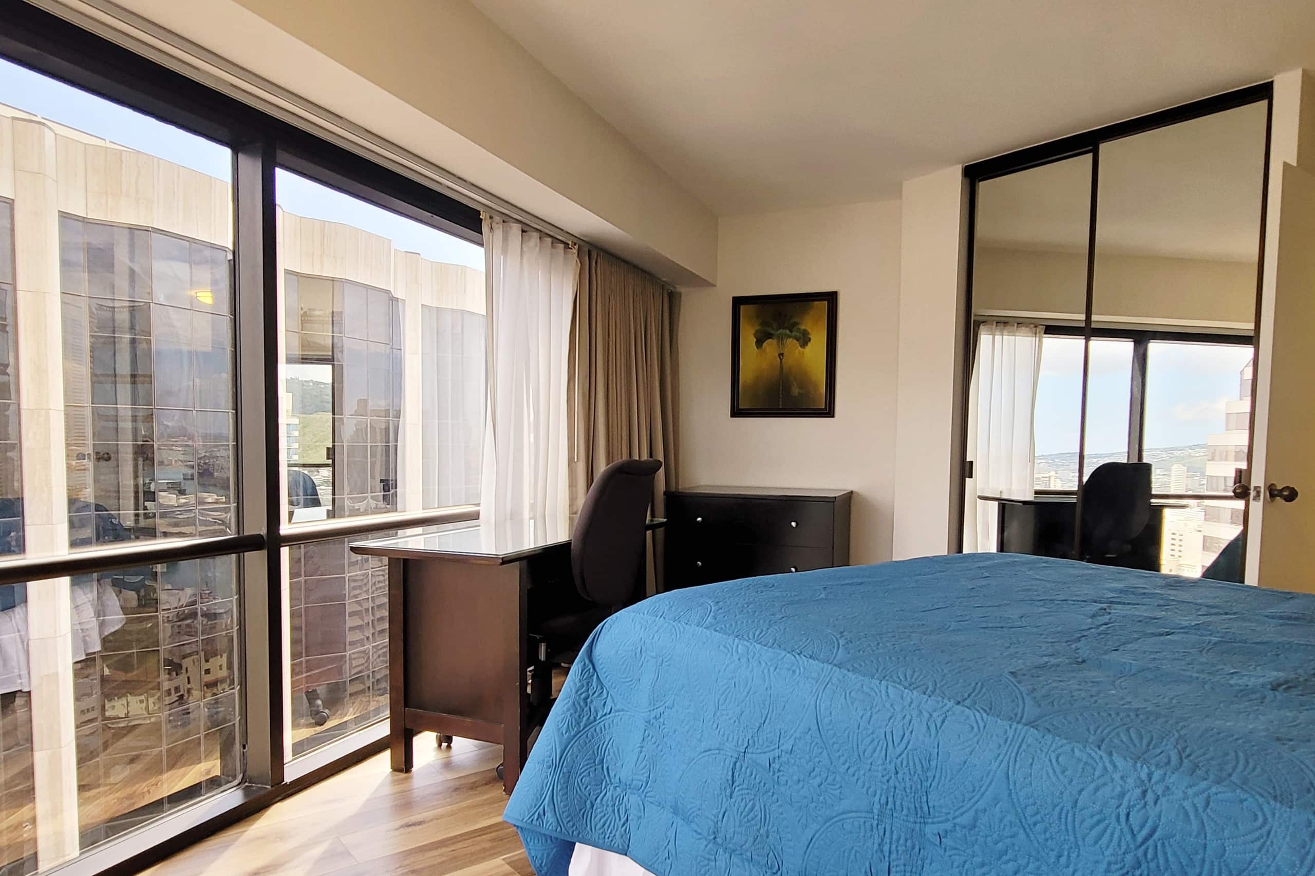 Condo in Honolulu · ★4.78 · 2 bedrooms · 3 beds · 1 private bath - Image 3