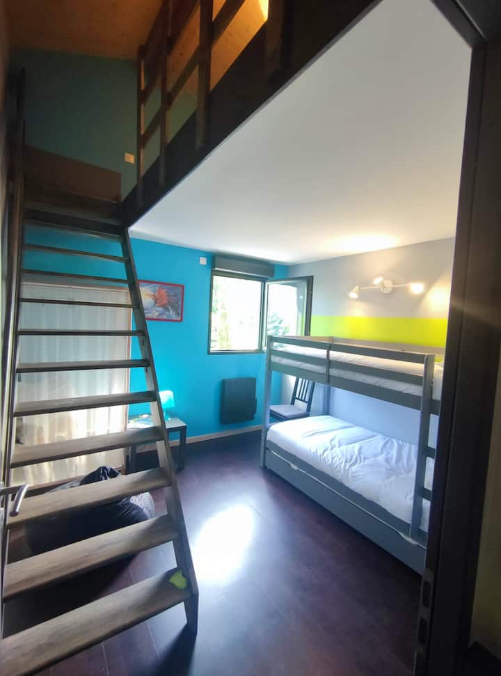 Mėlynas miegamasis:
- Apačioje: dviaukštės lovos + ištraukiama lova stalčiuje 
- Laiptų viršuje: mezoninas su viengule lova