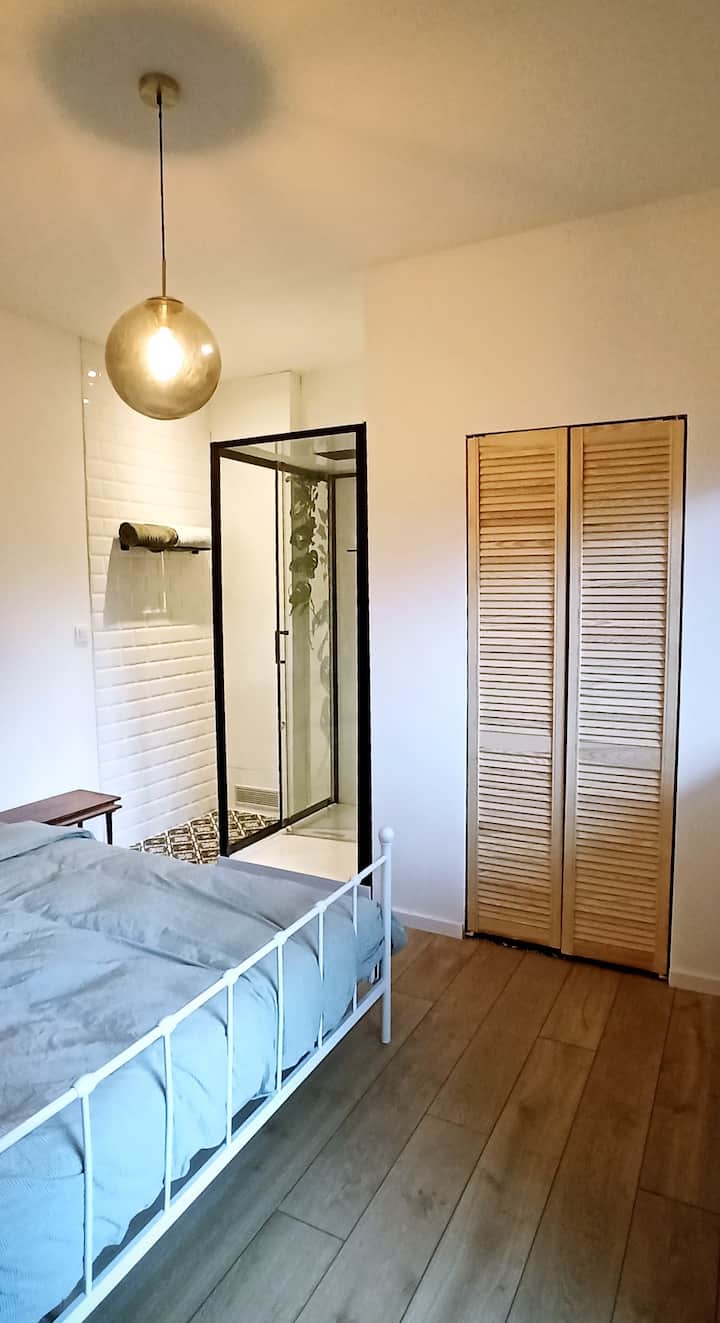 Spálňa s priľahlým priestranným sprchovacím kútom