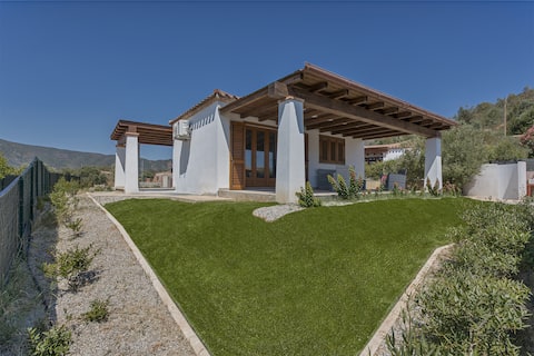 Villino Serena, spacious and overlooking the sea.