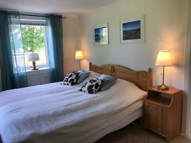 חדר שינה ראשי עם מיטת קינג סייז