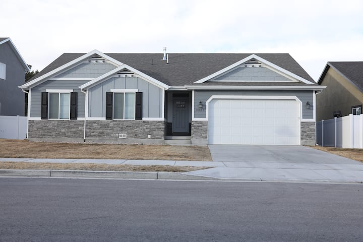 Spacious 6-Bedroom Home with 6 King Beds