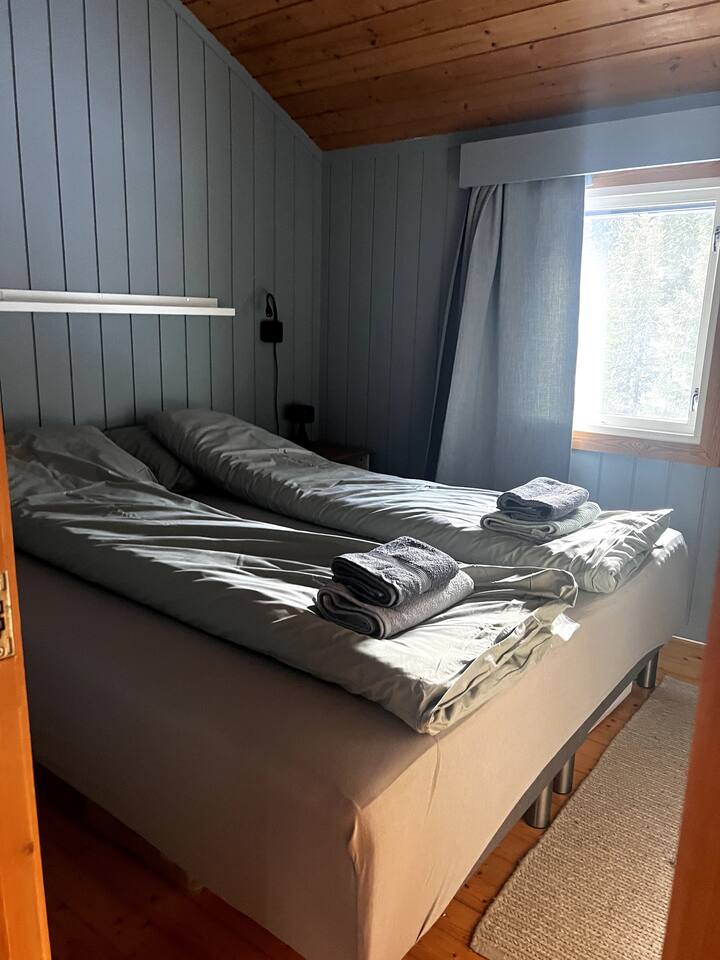 בחדר השינה הראשי יש מיטה זוגית ושפע של מקום בארון. למנורות  מעל המיטה יש תקע USB לטעינת טלפונים ניידים. (הערה: מצעים ומגבות עליכם להביא משלכם)