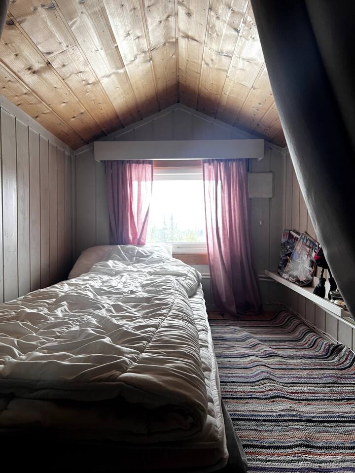 בלופט יש שני "חדרים" עם וילון לפרטיות. Hemsen הוא מואר, ויש לו מיזוג אוויר טוב. ל - Hems 1 יש מיטת יחיד.  