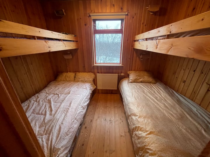 غرفة النوم الثالثة. كلا السريرين السفليين 90 سم.