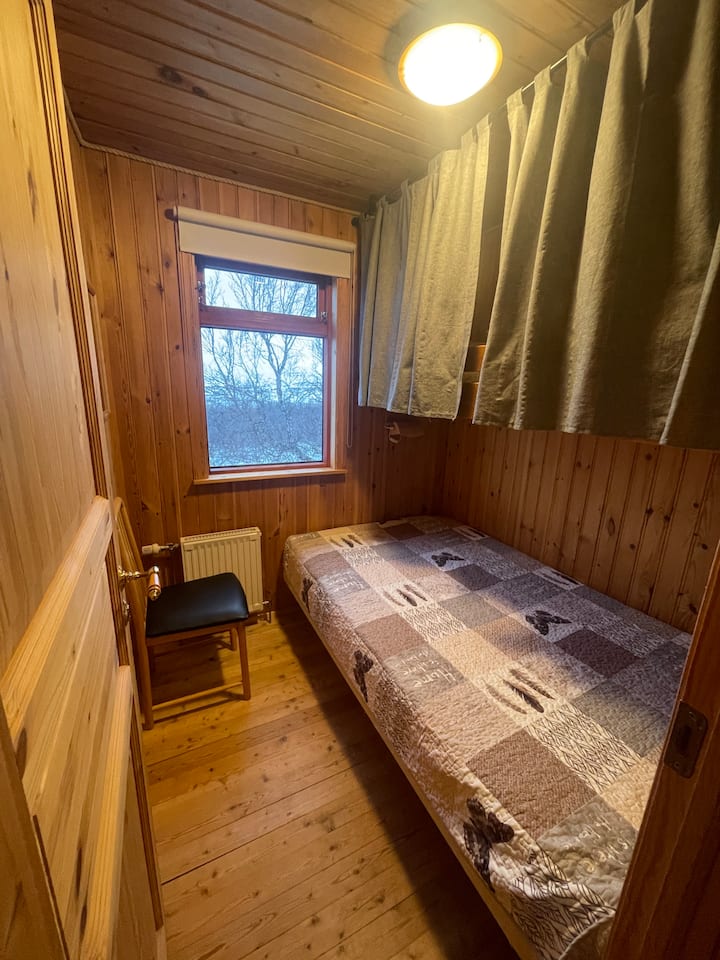 غرفة النوم الثانية. السرير السفلي 120 سم.