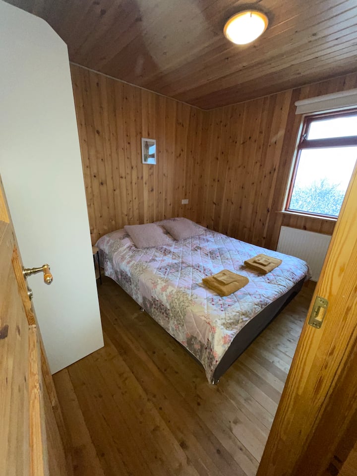 غرفة نوم رئيسية بسرير مزدوج وخزانة (160 سم)