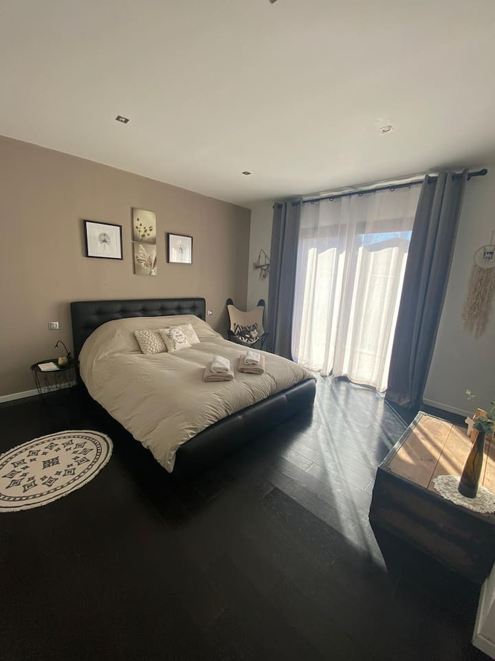 חדר שינה ראשי עם 160 מיטות