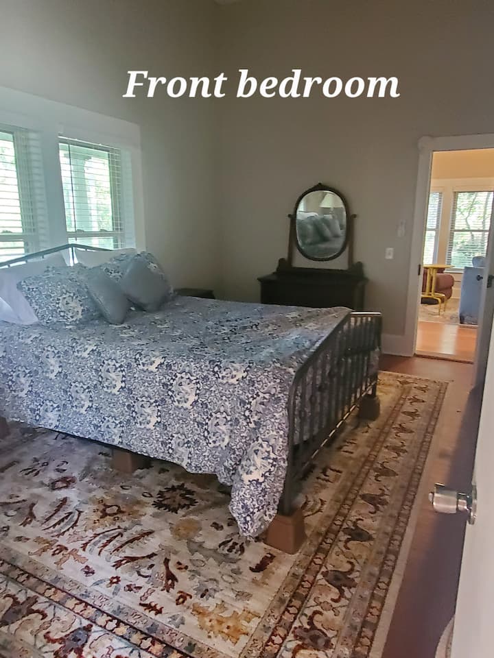 Dhoma e gjumit #1: Kjo pamje është nga banja e bashkangjitur, duke kërkuar drejt dhomës së ndenjjes.