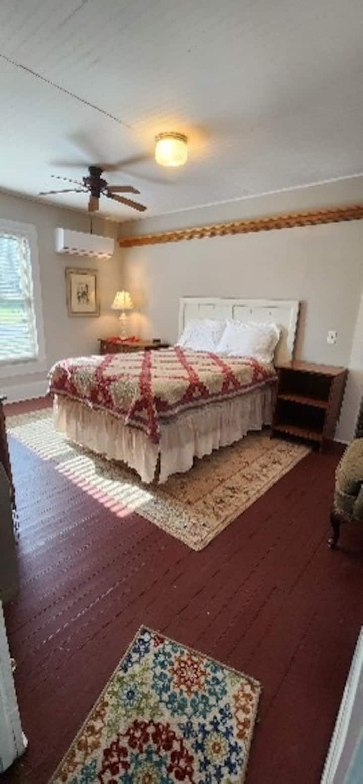 Nga holl drejt përpara është dhoma e gjumit 2 me krevat dopio. Dollapi mban mbulesa krevati shtesë, kordonë zgjatues, fshesë, kaci, fshesë me korrent, pengesë rrobash, varëse rrobash.