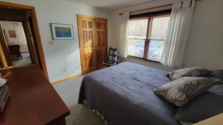 Schlafzimmer #2 im Erdgeschoss mit Queensize-Bett.