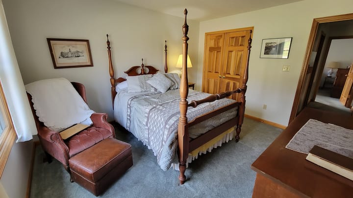 Unten Schlafzimmer #3 mit komplettem Bett.