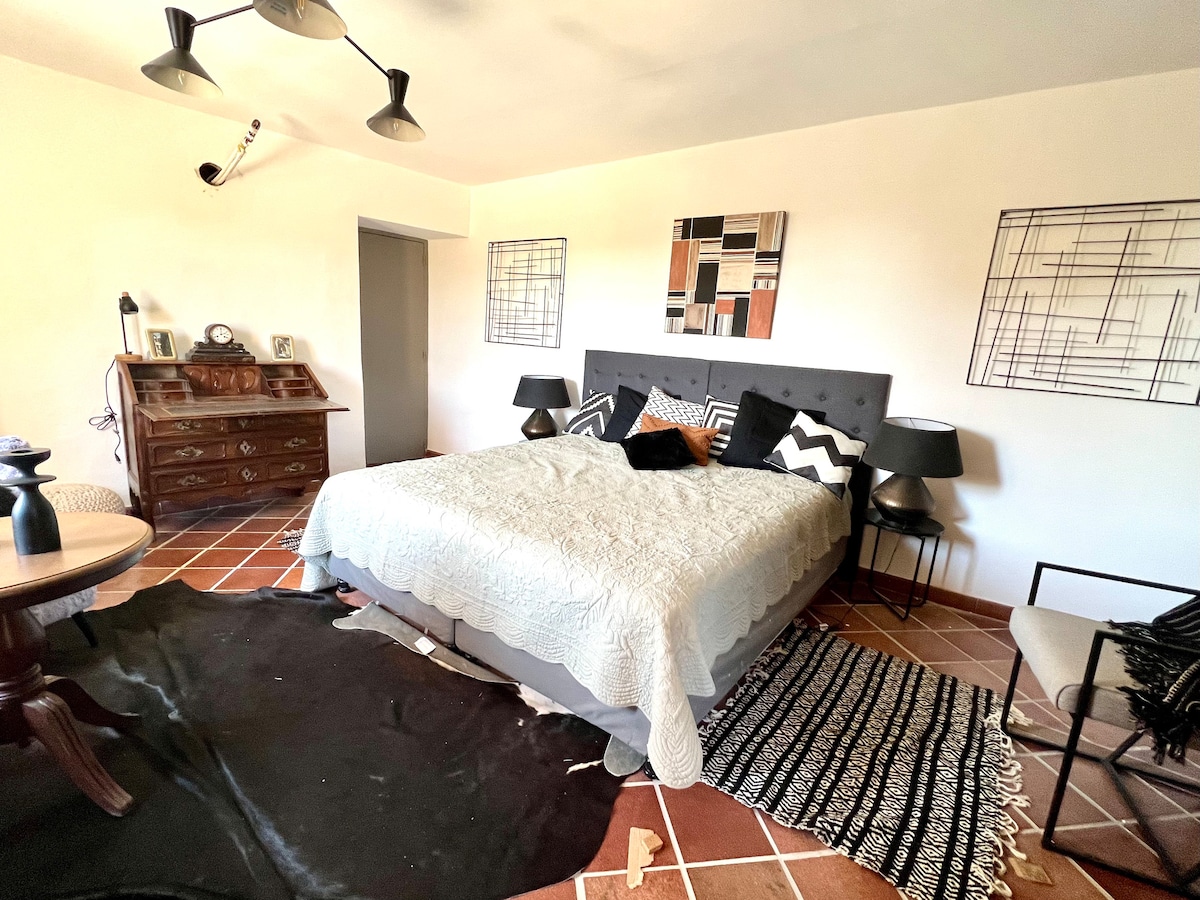 180 kreveta i tajnica/radni stol u sobi 1. Klima-uređaj 