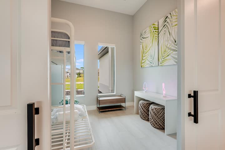 Chumba hiki kizuri cha kitanda cha ghorofa hutoa sehemu karibu na chumba cha kulala cha msingi kwa washiriki wadogo zaidi wa kundi lako. 