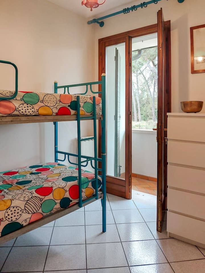 Chumba na kitanda bunk na uwezekano wa balcony binafsi unaoelekea msitu wa pine...