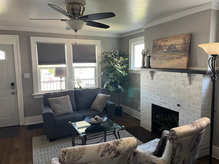 Old Farmhouse Charm - Cedar Rapids, IA
