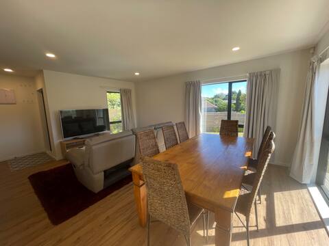 Modern House by the Reserve (9)