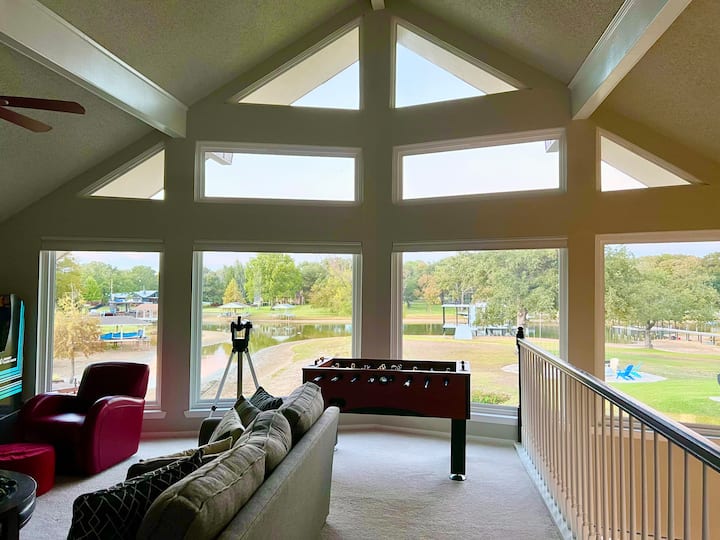 Relájate en nuestra sala de juegos del segundo piso, con vistas panorámicas del lago Cedar Creek. Combate en la mesa de futbolín, participa en juegos de tamaño natural, marca grandes en clásicos de arcade o simplemente relájate en el área de la televisión.