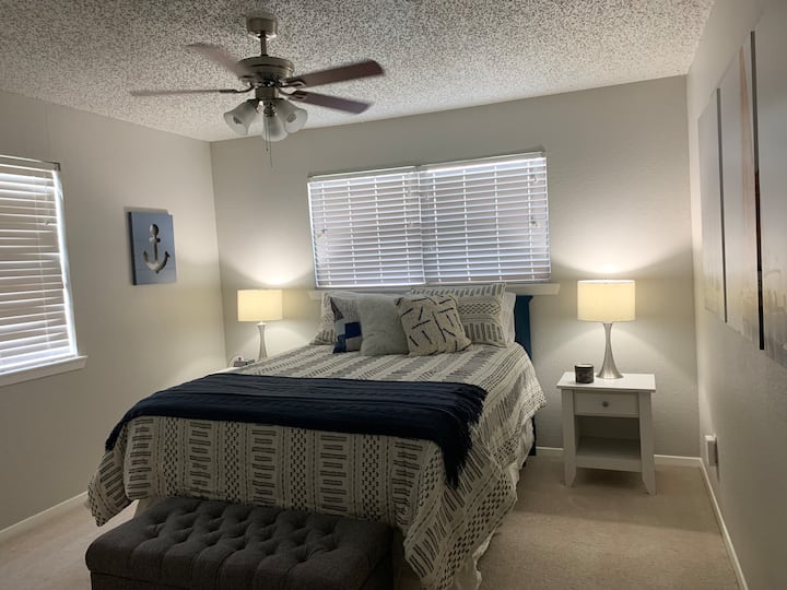 Habitación queen en la planta baja con sábanas adicionales guardadas en el banco.