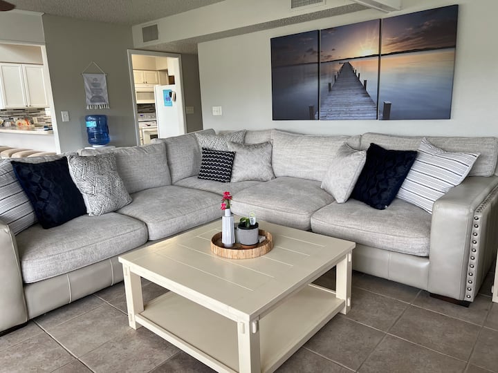 Acurrúcate hasta este sofá seccional y disfruta de vistas panorámicas del lago Cedar Creek.