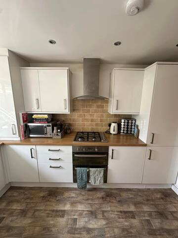 3 bedroom prop very close to Grassmarket & Castle! gallery image 5