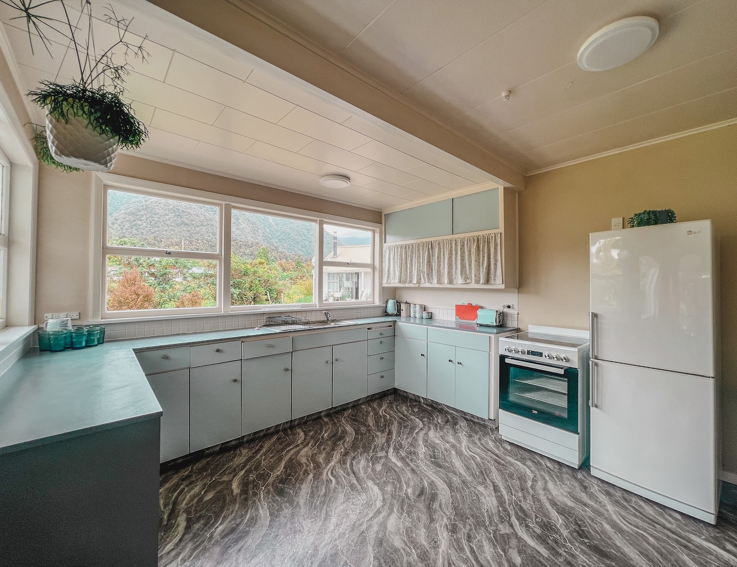 Tha 'Olde Wool Shed' Fox Glacier - Spacious Home 5