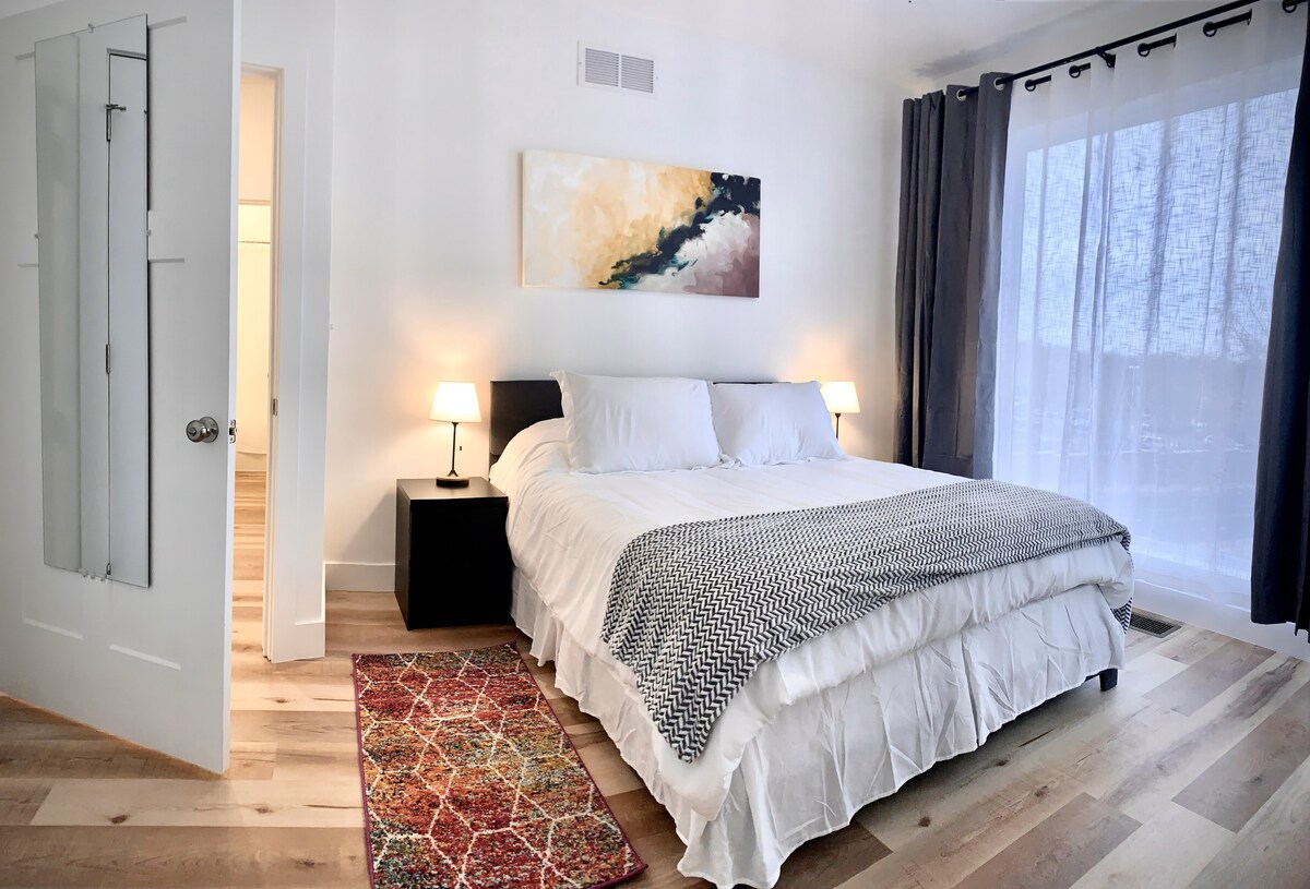 Მშვიდი მთავარი საძინებელი მესამე სართულზე, ორადგილიანი საწოლით.