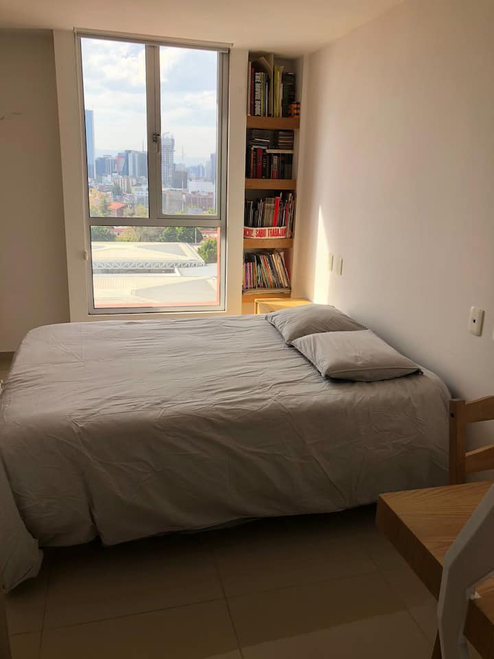 Dhomë gjumi me krevat dopio dhe zyrë.
Tavolinë e vogël.