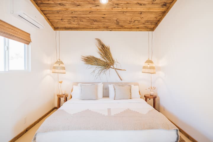 probudite se u našem plišanom bračnom krevetu s pogledom na planine preko puta sobe