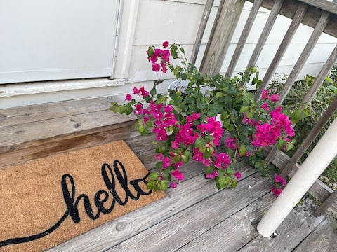 Moore Manor-heart of Tomball- fire pit, sleeps 5