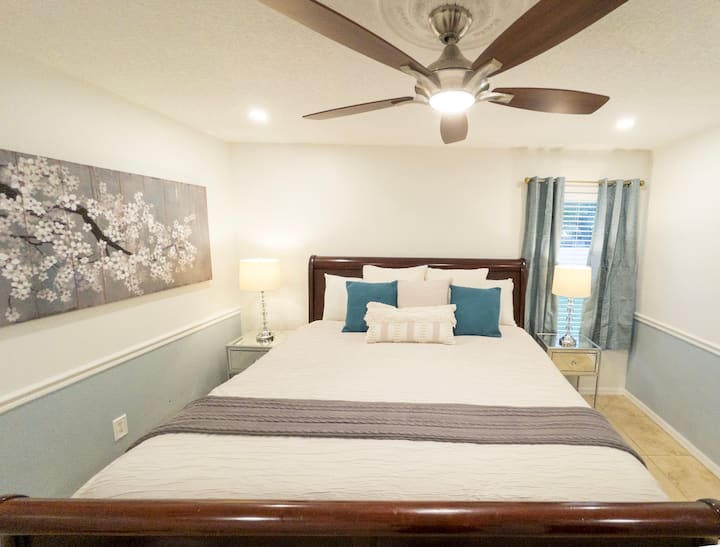 استمتع بالنوم مثل البطل في سرير كينج هذا، حيث توفر غرفة النوم ستائر مظلمة في الغرفة ووسائد ناعمة وناعمة لنوم ليلي حالم!  استمتع بالتلفزيون الذكي وخزانة الملابس الكبيرة لمزيد من الراحة والاسترخاء!