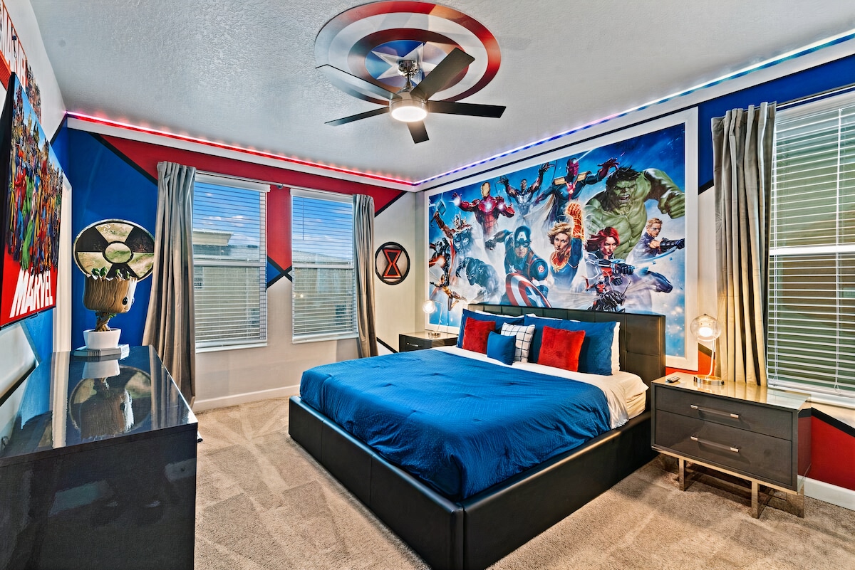 - 漫威超级英雄卧室，配有大胆的漫画艺术品 - 宽敞的特大号床，配有主题装饰和照明 - 让每位漫威粉丝都能享受的令人兴奋的度假胜地  