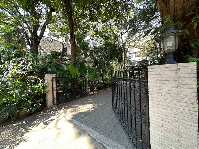 Ekkamai House with lots of Trees gallery image 5