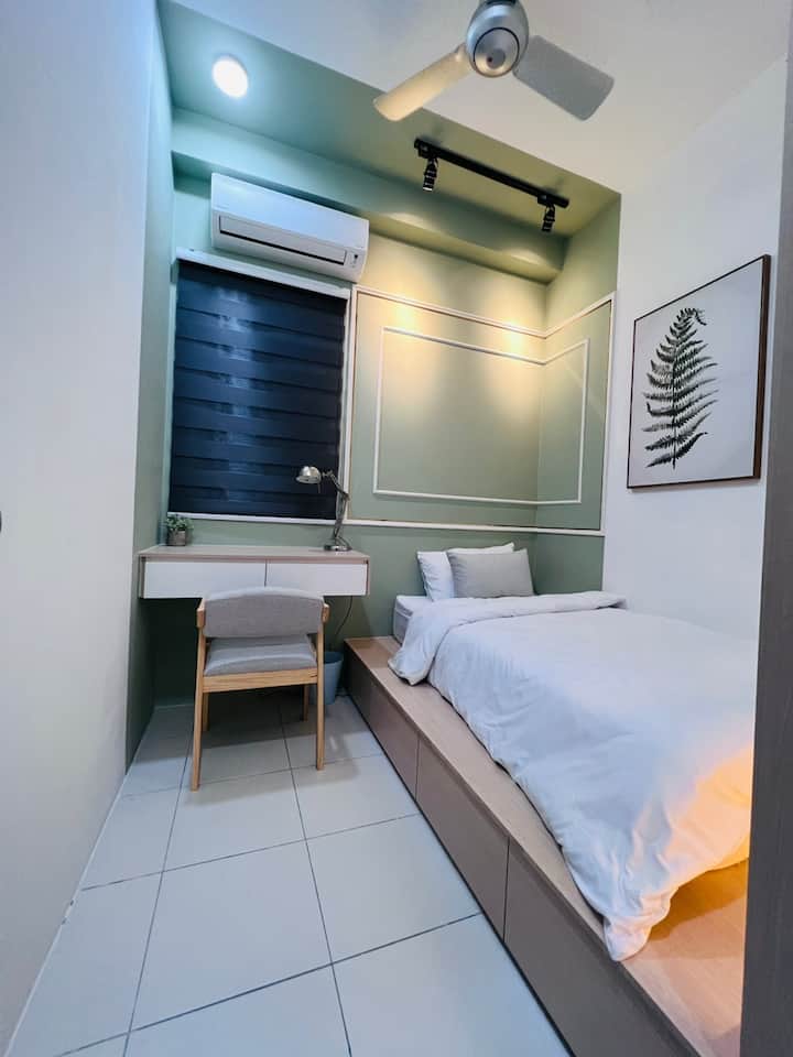 Stôl na mejkap a študijný stôl