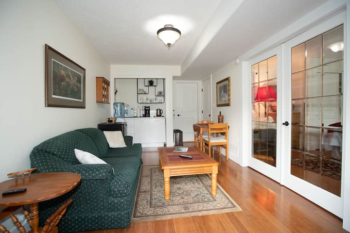 A Private Suite With Enchanting Garden And Pond - Cowichan Bay