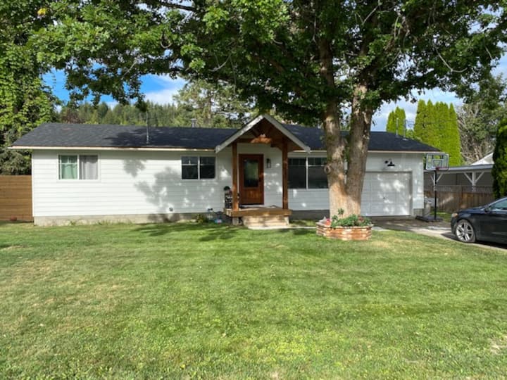 The White House by Shuswap Lake in Canoe BC Houses for Rent in Canoe