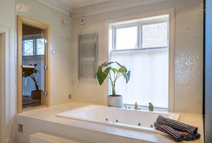 Stor leilighet med badstue, boblebad og balkong gallery image 2