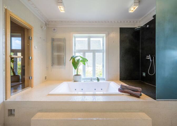 Stor leilighet med badstue, boblebad og balkong