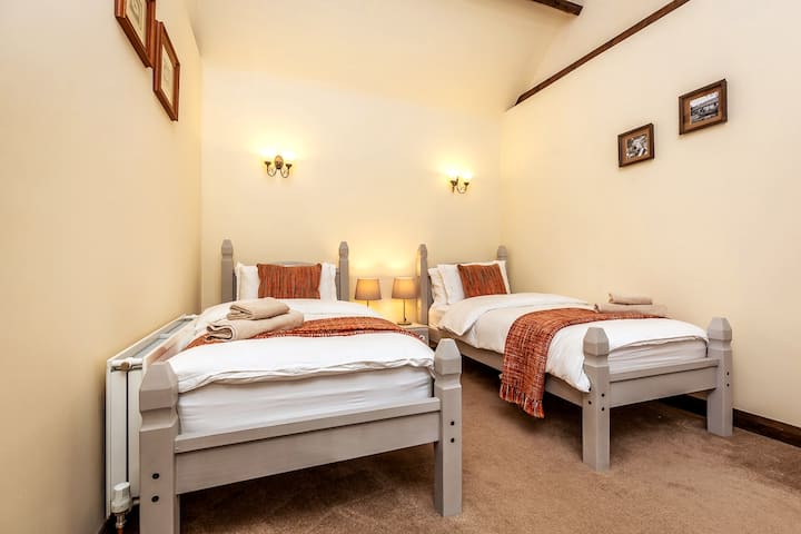 Indulge in Comfort and Luxury in our Stunning Twin Room, Bedroom 2, at The Stocks Barn. With a Vaulted Ceiling, this Cozy and Elegant Retreat is Perfect for Two Guests. Book Now for an Unforgettable stay in the Picturesque Village of Wellingore. 