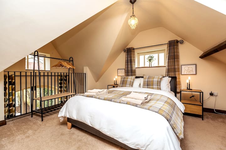 Master Bedroom: Experience the Ultimate in Luxury in the Mezzanine Master Bedroom, Featuring a Sumptuous King Size Bed with High Quality Cotton Linen. Our Master Bedroom is The Perfect Place to Relax. Book Now & Indulge in a Truly Unforgettable Stay.