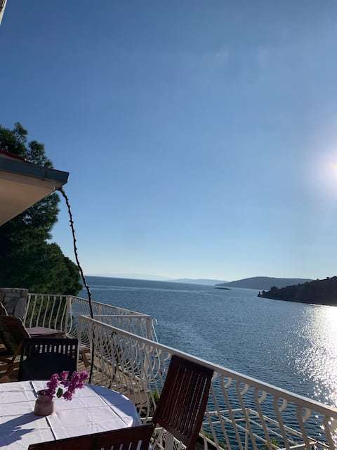 Successful Airbnb property: Upper seaview apartment in Drvenik Veliki