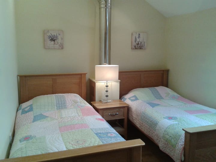 Chambre à deux lits. À l'étage