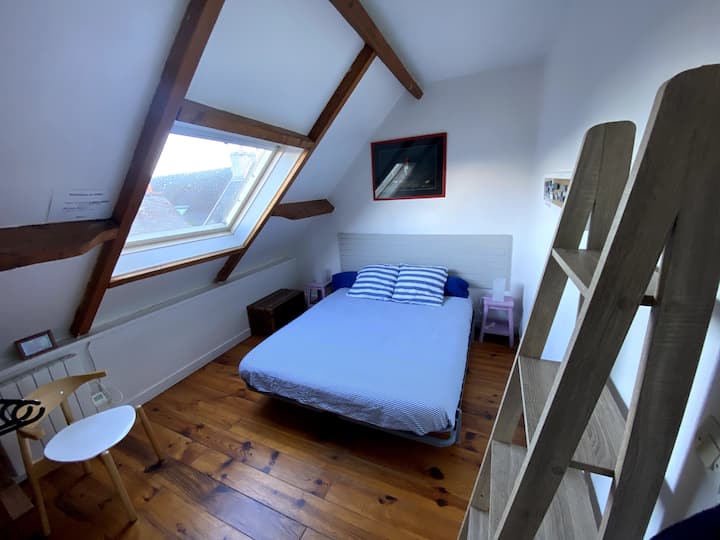 Habitación principal, cama de dos cocheras.