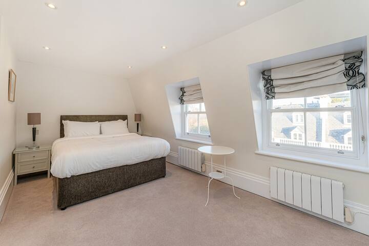 London Gardens – 4 Bedroom Flat gallery image 3