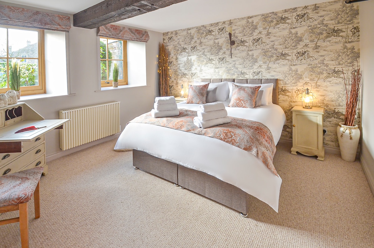 ห้องนอน 5 - เตียงคิงไซส์ชั้นล่าง (สามารถตั้งเป็นเตียงเดี่ยวคู่ได้ตามคำขอ